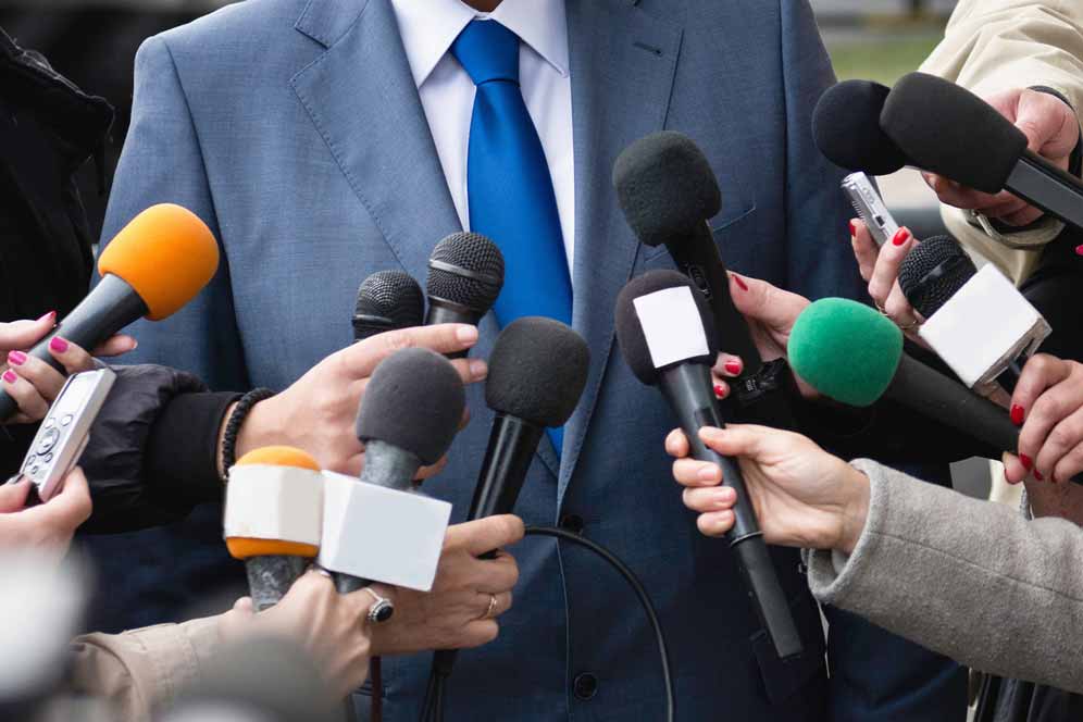Interview par les médias d'hommes en cravate et costume